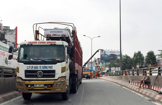 Xe đầu kéo chở ô tô gây sự cố giao thông khu vực hầm chui Vũng Tàu