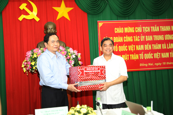 Chủ tịch Ủy ban Trung ương MTTQ Việt Nam Trần Thanh Mẫn tặng quà cho Chủ tịch Ủy ban MTTQ tỉnh Huỳnh Văn Tới