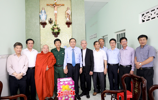 Đoàn Chủ tịch Ủy ban Trung ương MTTQ Việt Nam chụp hình lưu niệm với thương binh Lê Văn Phương