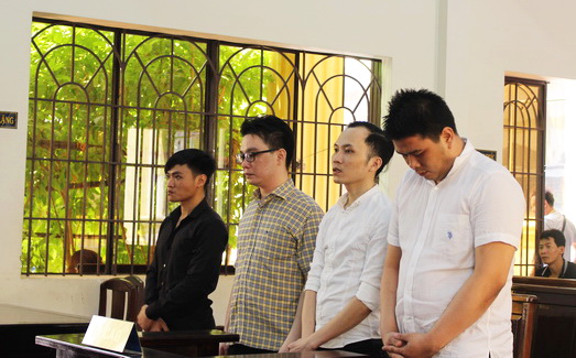 Các đối tượng tại tòa: từ trái qua Huy Bình, Tuấn Anh, Trung, Bảo