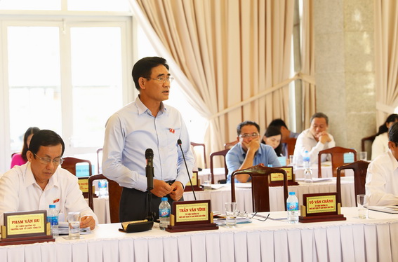 Phó chủ tịch UBND tỉnh Trần Văn Vĩnh phát biểu ý kiến tại hội nghị