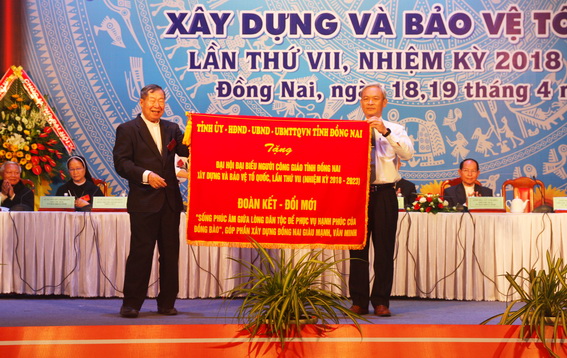 Đồng chí Nguyễn Phú Cường, Bí thư Tỉnh ủy tặng bức trướng cho đại hội