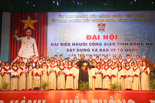 Đồng bào giáo dân trong tỉnh hát các bài ca ngợi về tình yêu, niềm tự hào quê hương, đất nước