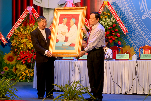 Chủ tịch Ủy ban Trung ương MTTQ Việt Nam Trần Thanh Mẫn tặng quà chúc mừng đại hội