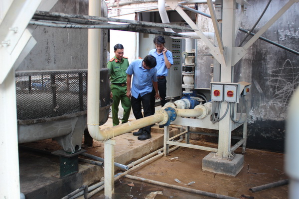 5.	Công an cũng đã có mặt bên trong Công ty Crown để kiểm tra hệ thống xử lý nước thải