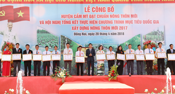 Phó Chủ tịch UBND tỉnh Võ Văn Chánh trao Bằng khen của UBND tỉnh cho các xã đạt chuẩn nông thôn mới, nôn thôn mới nâng cao và các cá nhân có thành tích xuất sắc trong phong trào thi đua 
