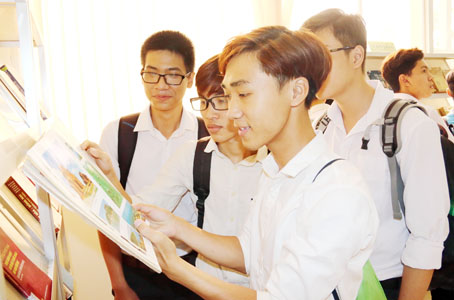 Sinh viên Trường đại học công nghệ Đồng Nai tham quan triển lãm tài liệu quý hiếm tại Thư viện tỉnh vào ngày 18-4.