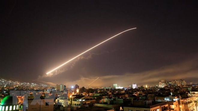Vệt sáng trên bầu trời Damascus sau khi Mỹ và các đồng minh phương Tây tấn công một số mục tiêu ở thủ đô Syria. (Nguồn: AP/TTXVN)
