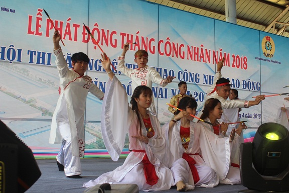 Một tiết mục văn nghệ được đầu tư, dàn dựng công phu của công nhân lao động Công ty TNHH Pouchen Việt Nam (TP.Biên Hòa)
