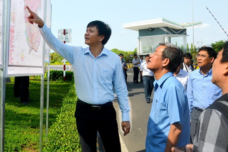 Chủ tịch UBND tỉnh Đinh Quốc Thái (giữa) kiểm tra quy hoạch kết nối hạ tầng giao thông với Cảng hàng không quốc tế Long Thành.