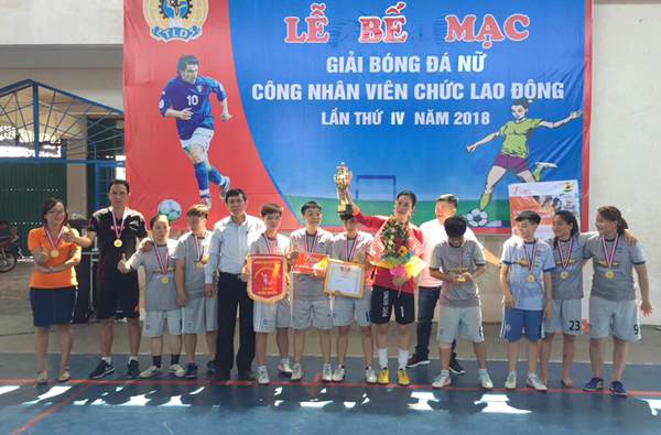 Phó chủ tịch LĐLĐ tỉnh Tăng Quốc Lập trao cúp vô địch cho đội nữ Công ty Pousung Vina