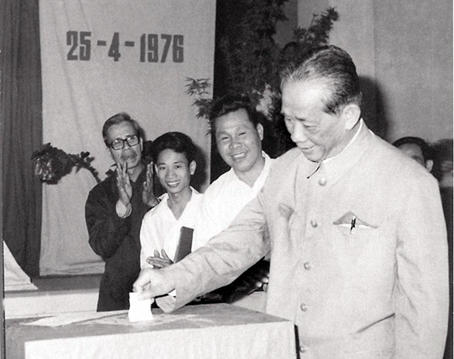 Bí thư thứ nhất Trung ương Đảng Lê Duẩn bỏ phiếu bầu Quốc hội khóa VI tại KP.Ba Đình, Hà Nội, tháng 4-1976. Nguồn: Cổng thông tin điện tử Quốc hội Việt Nam