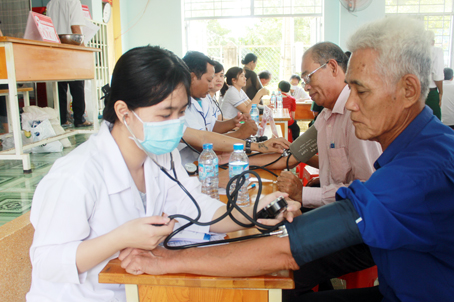Người cao tuổi ở huyện Thống Nhất được các bác sĩ đo huyết áp kiểm tra sức khỏe.