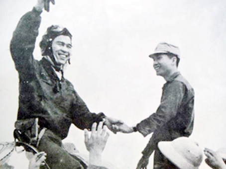 Đại tá phi công Nguyễn Văn Bảy (trái) trong những năm bảo vệ bầu trời miền Bắc. Ảnh: Tư liệu