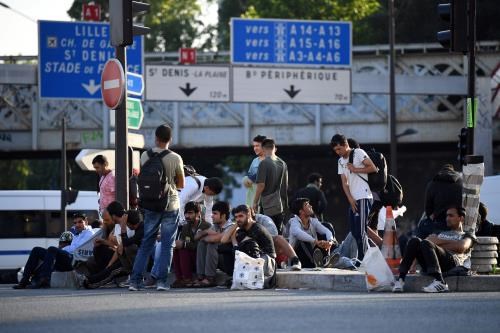 Người nhập cư và người tị nạn tụ họp trên đường phố trong suốt cuộc cưỡng chế di dời các lều trại xung quanh khu vực cảng Chapelle, phía bắc thủ đô Paris ngày 7/7/2017. (Nguồn: AFP)
