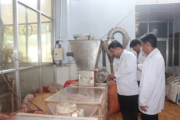 Đoàn kiểm tra của Chi cục An toàn vệ sinh thực phẩm Đồng Nai kiểm tra đột xuất một cơ sở sản xuất, chế biến ca cao ở huyện Định Quán (HD)