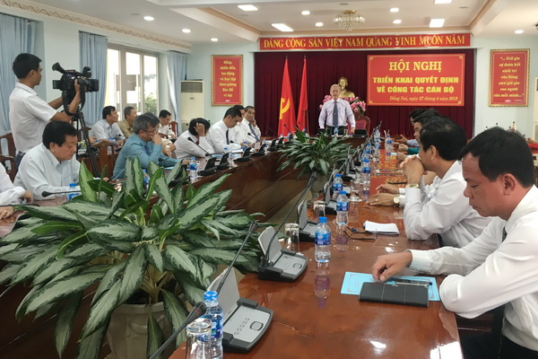 Đồng chí Bí thư Tỉnh ủy Nguyễn Phú Cường, trao đổi một số vấn đề với cán bộ được trao quyết định công tác mới.