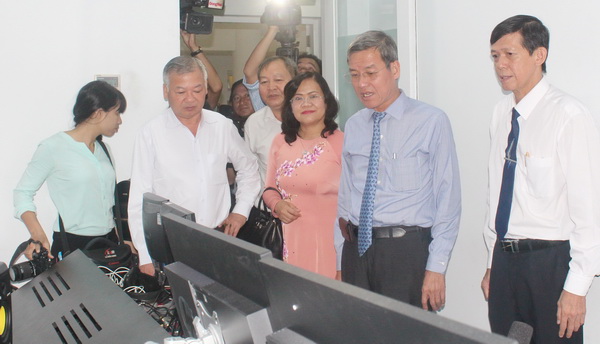 Đồng chí Đinh Quốc Thái (thứ 2 từ phải qua), Phó bí thư Tỉnh ủy, Chủ tịch UBND tỉnh và các đồng chí lãnh đạo tỉnh tham quan các trang thiết bị vừa được đầu tư