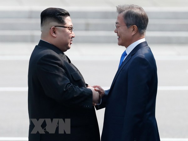 Tổng thống Hàn Quốc Moon Jae-in (phải) và Nhà lãnh đạo Triều Tiên Kim Jong-un bắt tay hữu nghị tại làng đình chiến Panmunjom. (Nguồn: EPA/TTXVN)