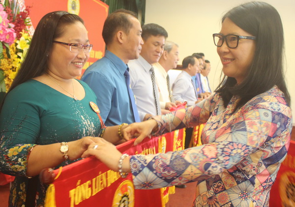 Trao cờ thi đua toàn diện của Tổng Liên đoàn Lao động Việt Nam cho 11 tập thể xuất sắc.