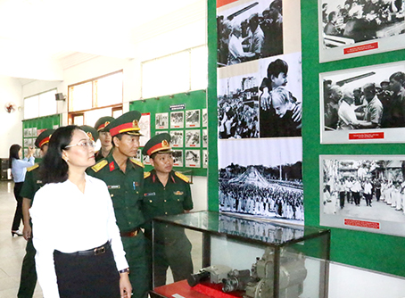 Các đại biểu xem hiện vật trưng bài tại triển lãm Chuyên đề Đại thắng mùa xuân 1975 - mốc son lịch sử, diễn ra tại bảo tàng tỉnh từ ngày 27-4 đến tháng 5-2018
