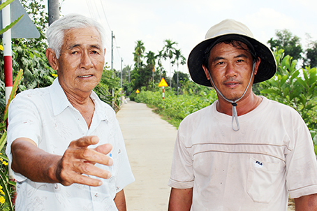 Trên 60%  đường giao thông nông thôn trong ấp 5 được ông Hai Nghĩa (trái) vận động làm từ sức dân.