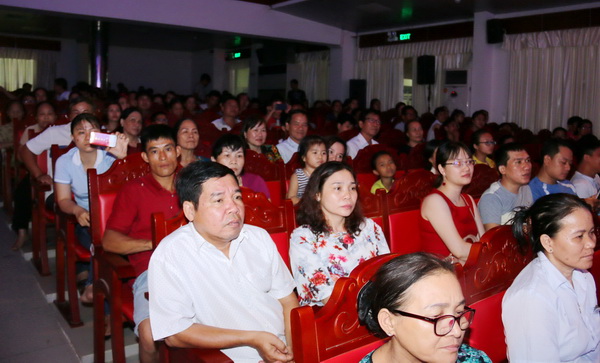Khán giả Đồng Nai xem kịch do diễn viên Nhà hát Tuổi Trẻ biểu diễn tối 28-4 tại Quảng trường tỉnh