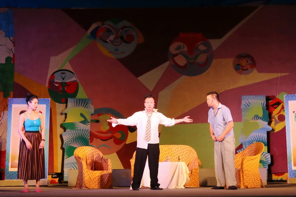 kịch ngắn Nhầm do các diễn viên Nhà hát Tuổi Trẻ biểu diễn phục vụ người dân Biên Hòa tối 28-4 tại Quảng trường tỉnh.