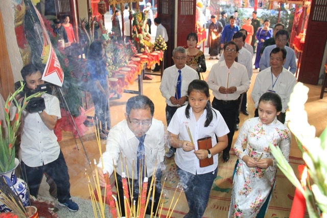 Nhiều gia đình đã đến dâng hương nhân ngày giỗ Quốc Tổ Vua Hùng 