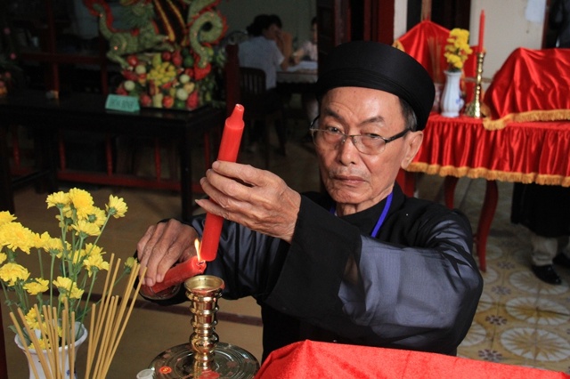 Một lão niên trong ban quý tế Đền thờ Vua Hùng phường Bình Đa chuẩn bị cho nghi thức lễ tế Quốc Tổ Vua Hùng