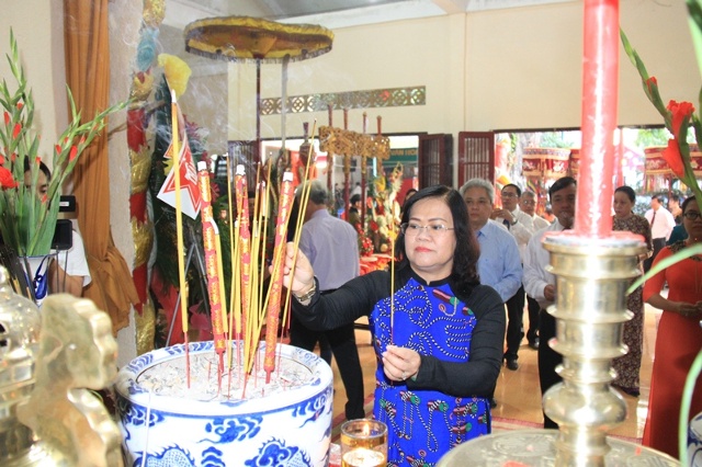 Phó chủ tịch UBND tỉnh Nguyễn Hòa Hiệp dâng hương lên Quốc Tổ Vua Hùng 
