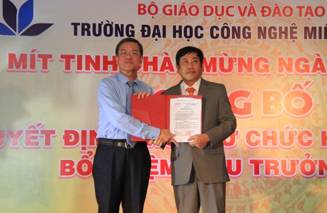 Chủ tịch UBND tỉnh Đinh Quốc Thái trao quyết định bổ nhiệm cho GS.TS.NGND Trương Giang Long 