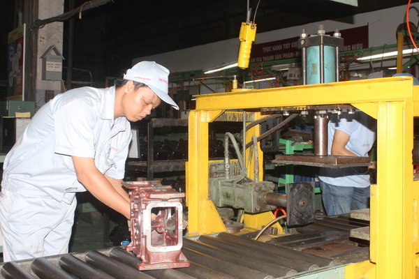 Anh Trần Văn Hồng thường xuyên kiểm tra quá trình vận hành của trạm ép ống lót thử xì đường nước cho các loại động cơ từ 5,5-32 mã lực.