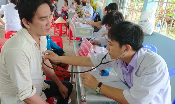Đoàn thầy thuốc tình nguyện khám bệnh cho người dân xã Khánh Bình Đông, huyện Trần Văn Thời, tỉnh Cà Mau (Ảnh: Hội Chữ thập đỏ cung cấp)