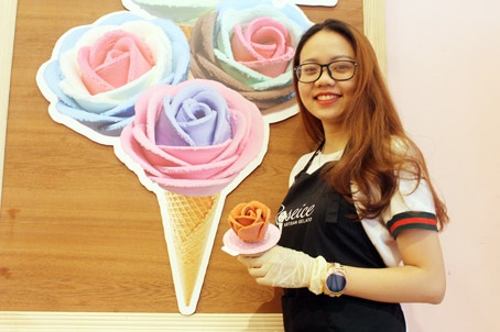 Kem hoa hồng hiện được bán tại cửa hàng kem Roseice trên đường Phan Trung, TP.Biên Hòa.