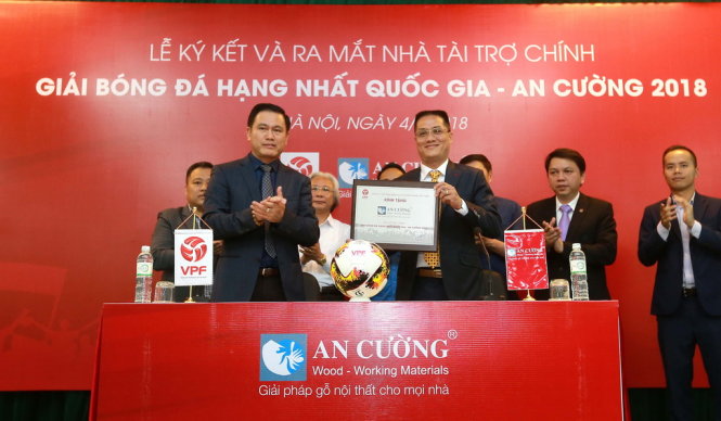 Lễ ký kết nhà tài trợ của Giải bóng đá hạng nhất quốc gia 2018 diễn ra ngày 4-5 tại Hà Nội.