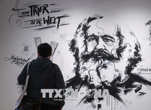 Khách tham quan ngôi nhà nơi lãnh tụ Karl Marx sinh ra tại Trier, Đức. Ảnh: THX/TTXVN