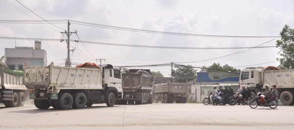 Rất nhiều xe tải ben cùng lúc vào ra đường chuyên dùng khiến dòng phương tiện từ huyện Long Thành về TP.Biên Hòa bị ùn tắc. Ảnh: T.HẢI