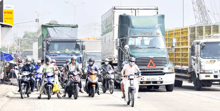 Tình trạng ùn tắc giao thông nghiêm trọng xảy ra tại nút giao đường chuyên dùng và quốc lộ 51, hướng từ Biên Hòa đi Vũng Tàu.