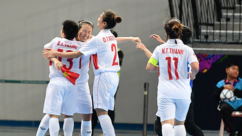 Các cầu thủ nữ Futsal Việt Nam vui mừng khi ghi bàn