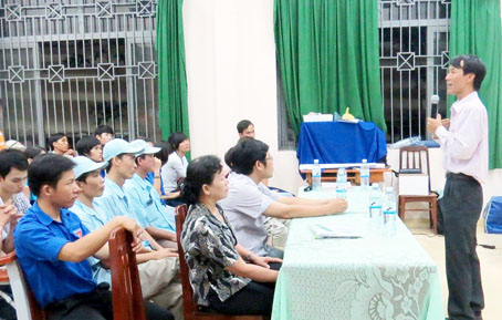Giám đốc Trung tâm tư vấn pháp luật Công đoàn tỉnh Vũ Ngọc Hà tư vấn pháp luật về lao động cho công nhân tại các khu nhà trọ.    