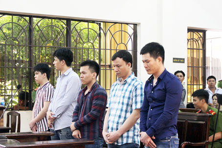 Bị cáo Đồng Ánh Hồng (bìa phải) cùng các đồng phạm tại phiên tòa xét xử.