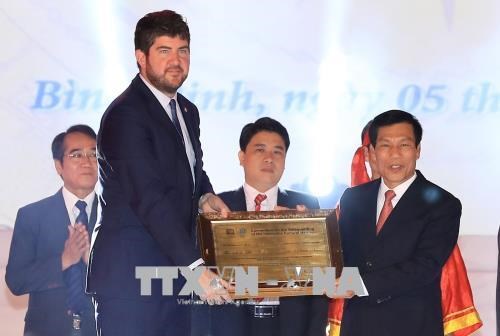Vietnamese Minister of Culture, Sports and Tourism (R) receives the UNESCO certificate recognising Bai Choi singing as an Intangible Cutural Heritage of Humanity. (Photo: VNA)