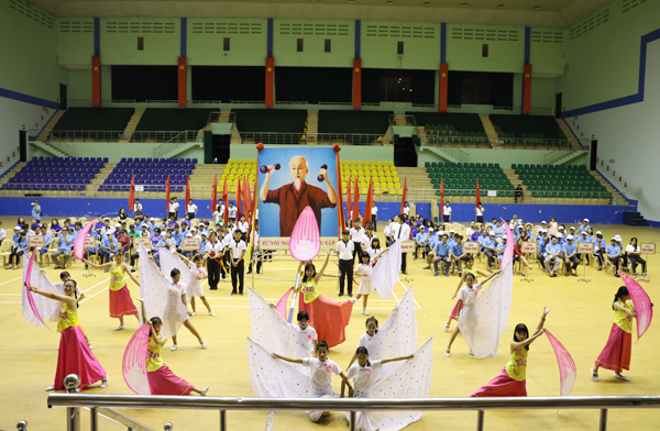 Tiết mục múa do các em học sinh Trung tâm nuôi dạy trẻ khuyết tật Đồng Nai biểu diễn tại lễ khai mạc.