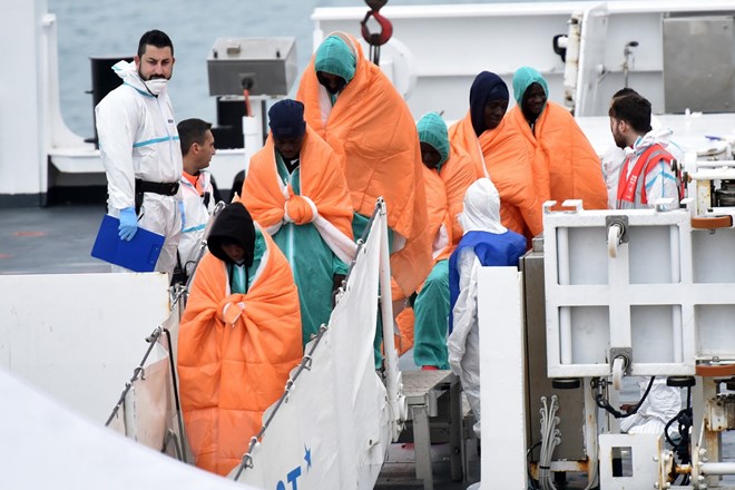 Ảnh tư liệu: Người di cư được lực lượng bảo vệ bờ biển Italy giải cứu ở ngoài khơi về tới cảng Catania, Italy ngày 8/1. (Nguồn: AFP/ TTXVN)