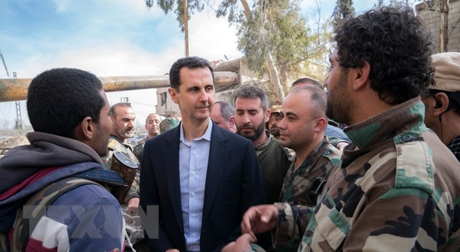 Ảnh tư liệu: Tổng thống Syria Bashar al-Assad (giữa) thăm các binh sỹ Chính phủ tại mặt trận Đông Ghouta ngày 18/3. (Nguồn: THX/ TTXVN)