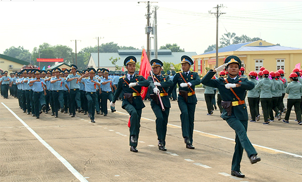 Cán bộ, quân nhân chuyên nghiệp, cong nhân viên quốc phòng lao động hợp đồng của Nhà máy A42 diễu hành qua lễ đài.