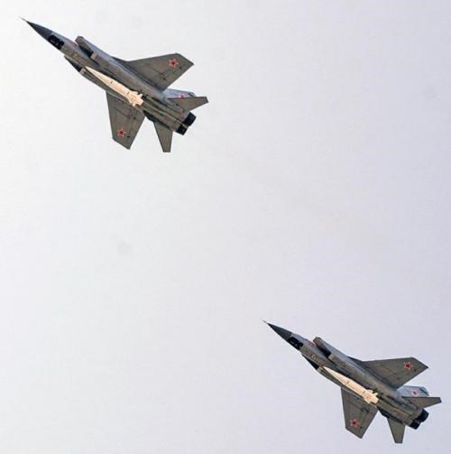 Máy bay MiG 31 mang tên lửa siêu vượt âm Kinzhal. (Nguồn: Sputnik)