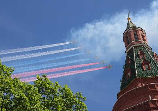 Máy bay Su-25 của Nga nhả khói theo màu Quốc kỳ Nga. (Nguồn: Sputnik)