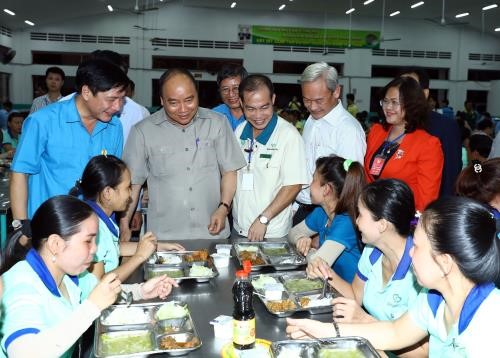 Thủ tướng Nguyễn Xuân Phúc thăm nhà ăn của Công ty CP Taekwang Vina tháng 10-2017